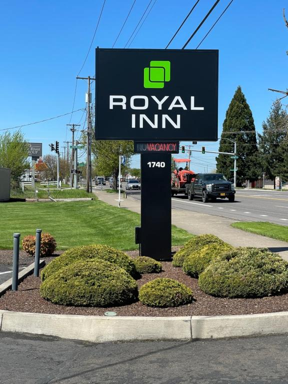 Royal Inn Eugene Sleek Guest Lounge Hub
